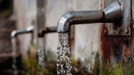 Una jueza suspendió el decreto que habilita el corte del servicio de agua por falta de pago