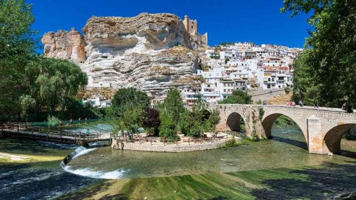 La playa oculta entre rocas y castillos de Albacete: un oasis fluvial en uno de los pueblos más bonitos de España