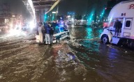 Lluvias en CDMX dejan encharcamientos; policías ayudan en el traslado de personas