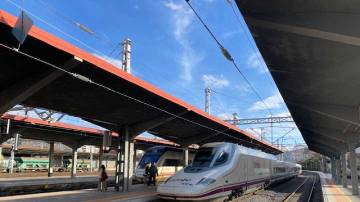 Suspendida la línea de AVE entre Madrid y Barcelona por un incendio en Guadalajara