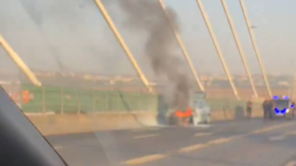 Arde un coche en el Puente del Centenario y provoca un gran atasco en la salida hacia Cádiz