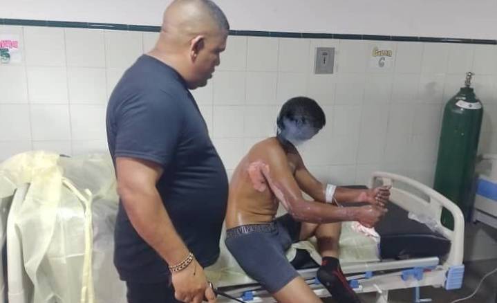 Funcionario de Protección Civil resultó herido tras caerle un barril de químicos durante incendio en Los Guayos, Carabobo
