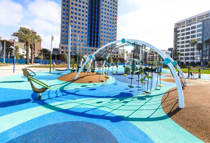 Man gunned down by Long Beach park