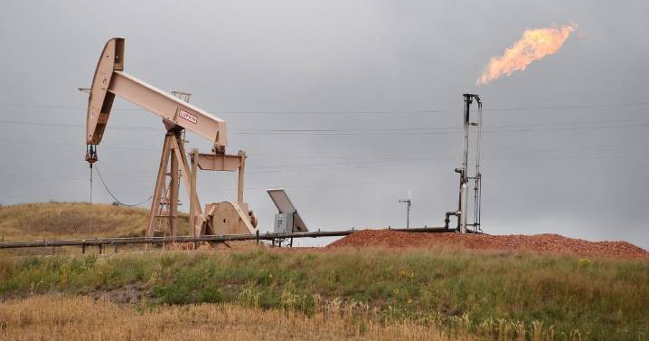 Precios del petróleo siguen en descenso, cada vez más cerca de los $60 el barril