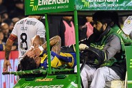 Del llanto por la lesión de una de sus promesas al empate sobre la hora de Riestra con (otro) polémico penal