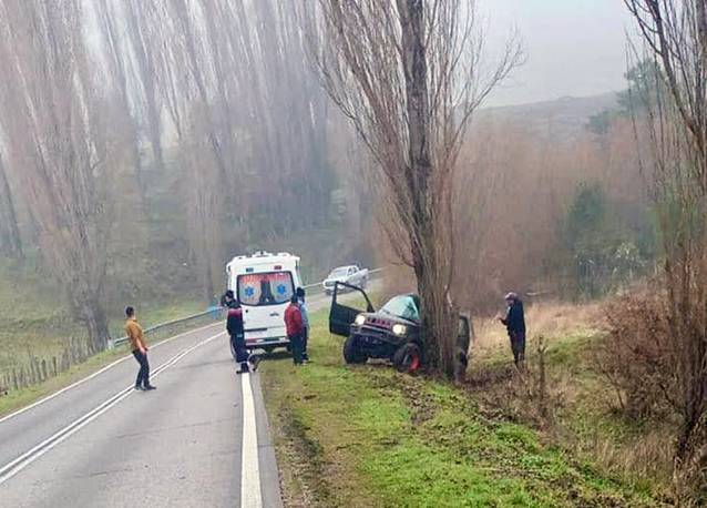 Conductor lesionado tras impactar con árbol en km 26 de la Ruta 240