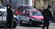 (VIDEO) Pareja y su bebé se salvan de ser arrollados por camión en la Gustavo A. Madero