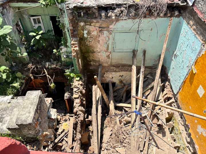 Colapsa 60% de losa en predio en abandono de la Guerrero; autoridades supervisan riesgos