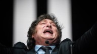 Milei sobre el ataque recibido durante un evento electoral: "Fue emocionante enfrentar la lluvia de piedras"