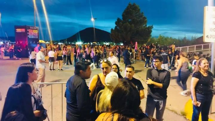Miles de personas esperan en el estadio de la UACh el inicio del concierto de Shakira