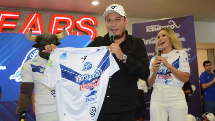 Christian Ríos, presentó la nueva vestimenta de los Toros del Club Celaya