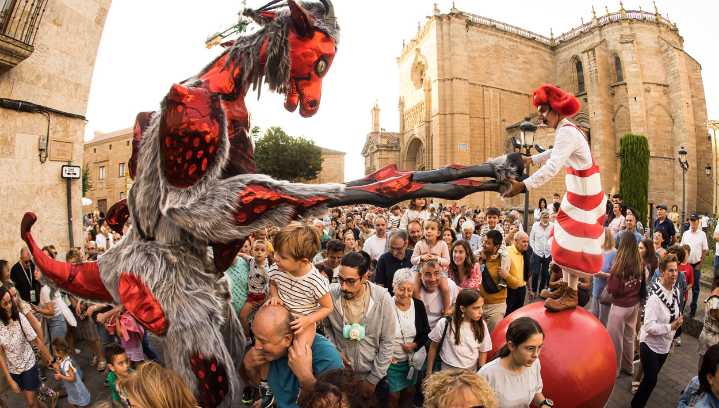 La Feria de Teatro de Castilla y León pospone a 2026 el espectáculo pirotécnico 'Allien's Foc'