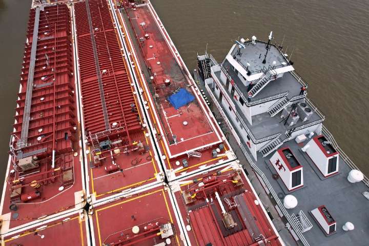 Mueren dos al chocar helicóptero con barcaza en el Mississippi