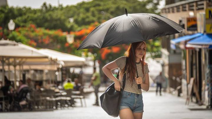 La calima se suma a los 43º de la ola de calor que afecta a Canarias