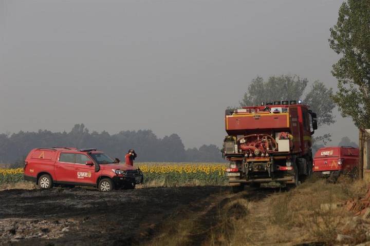 El incendio en Yeres (León) deja cuatro militares de la UME heridos