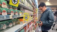 La confianza del consumidor sufrió en agosto la peor caída en 20 meses ante un freno en salarios y créditos