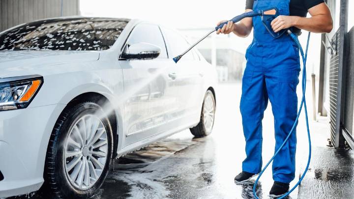 Si lavas tu coche en casa consumes 8 veces más agua que en un centro de lavado