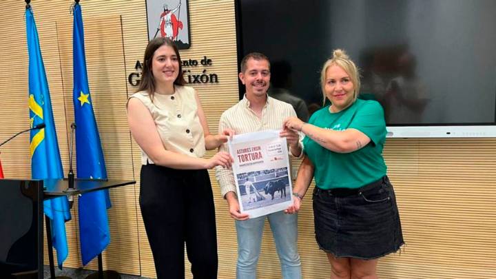 Izquierda Unida y Podemos exigen el fin de "la tortura" en Gijón