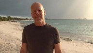 Bruce Willis vive en un 'segundo hogar' con atención médica de tiempo completo, revela su esposa