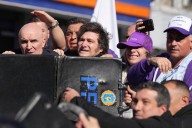 Lanzan piedras a Javier Milei en acto de campaña en Buenos Aires