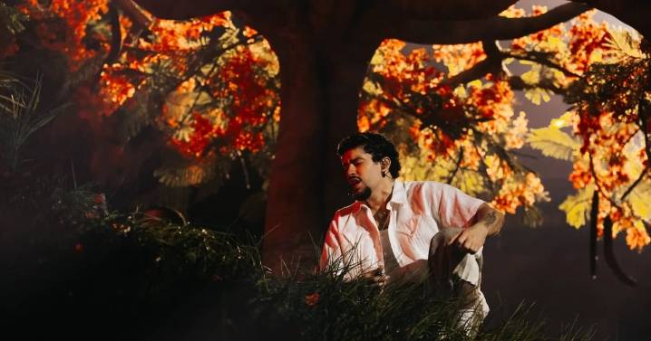 Bad Bunny rinde homenaje a Eddie Palmieri durante su concierto en el Choliseo