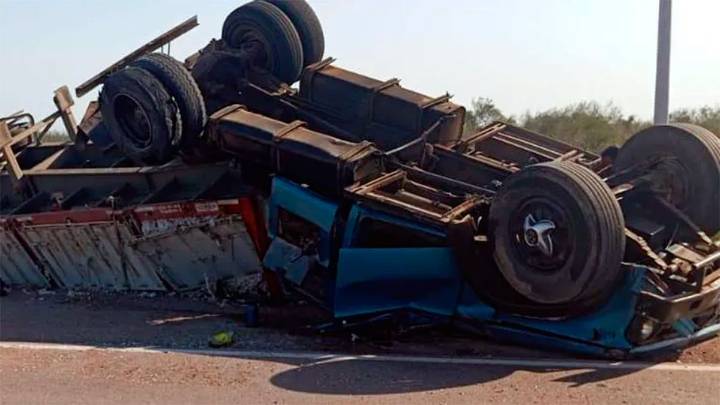 Impactante vuelco de un camión algodonero sobre Ruta 34
