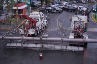 Fuerte lluvia derriba espectacular en Tlalnepantla; cae sobre un auto
