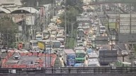 Socavones provocan tráfico en Calzada Ignacio Zaragoza, tras fuertes lluvias en la CDMX
