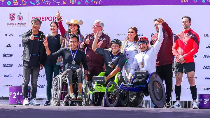 Poblano gana Maratón CDMX 2025 en silla de ruedas; Caballero denuncia calles con baches y premios dispares