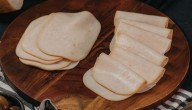 Sernac oficia a Ariztía y Sopraval tras denuncia de posible inclusión de pollo en pechugas de pavo