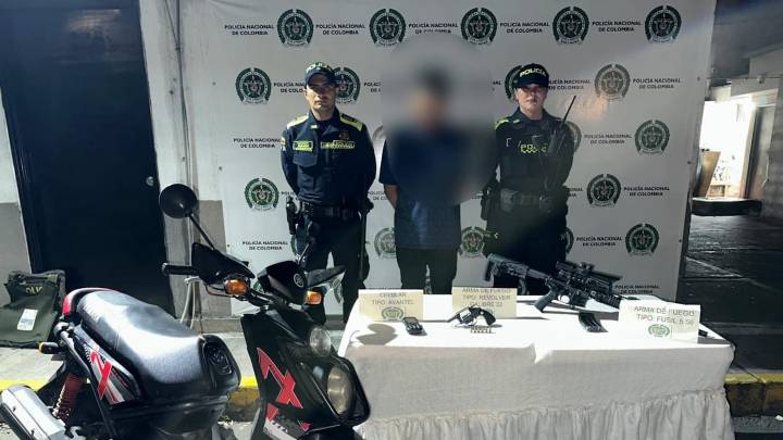 Un hombre fue detenido en el norte de Cali con un fusil de asalto y un revólver dentro de un maletín; esto se sabe