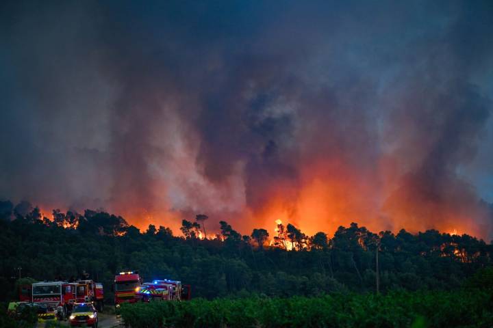 El fuego continúa progresando en el megaincendio de Francia pero a un ritmo ralentizado