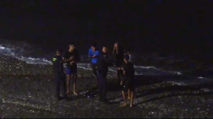 Noche de tensión en Ceuta: decenas de marroquíes, muchos de ellos menores, intentan llegar a nado