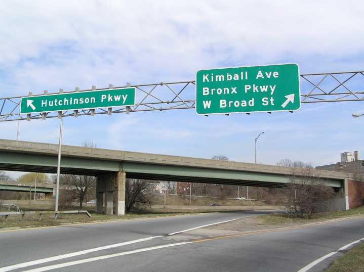 Hallan muerta a mujer en auto en Cross County Parkway