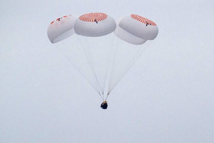 Los cuatro astronautas de la Crew-10 amerizan frente a EEUU tras cinco meses en el espacio