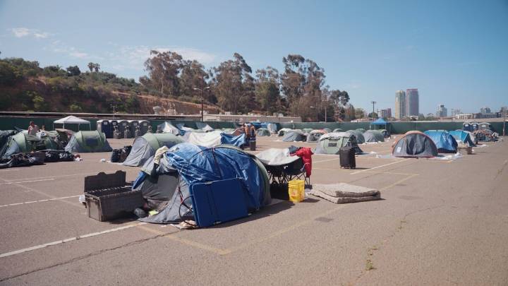 Demanda denuncia condiciones “inhumanas” en campamentos para personas sin hogar en San Diego