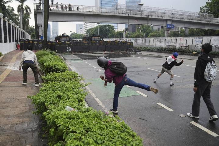Indonesian leader pledges to revoke lawmakers’ perks after protests leave 6 dead