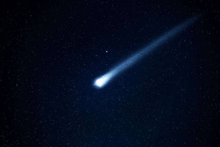A washed-out meteor shower, but a fantastic celestial hugging instead