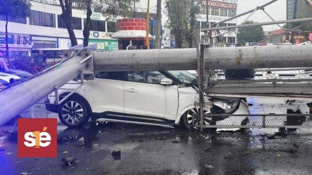 Lluvia derriba espectacular en Tlalnepantla, Edomex; provoca daños a vehículos