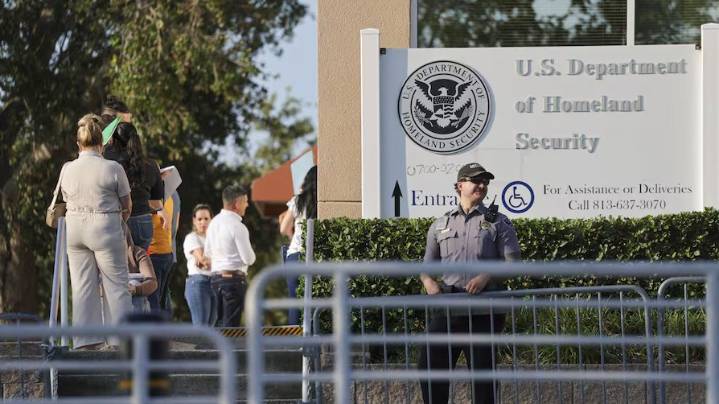 Aumentan las detenciones del ICE en cárceles del área de Tampa Bay