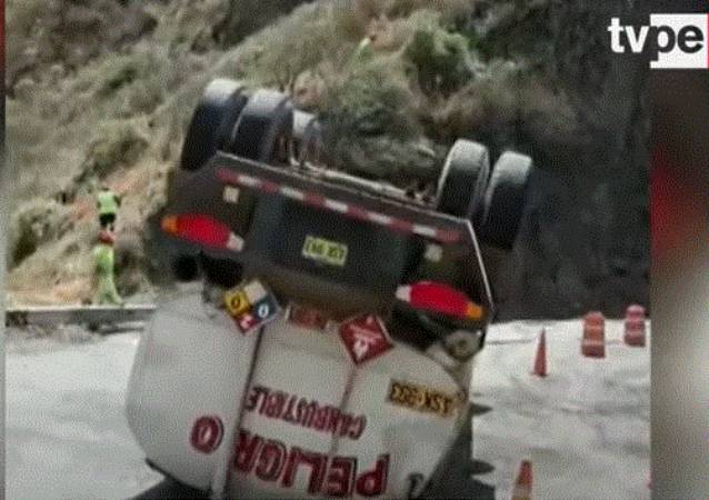 Carretera Central: reportan derrame de combustible en el río Rímac tras volcadura de camión cisterna