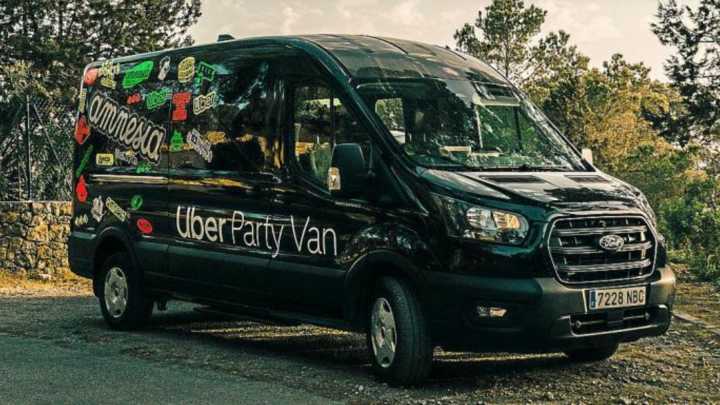La 'furgoneta discoteca’ de Uber en Ibiza es ilegal: así lo advierte la DGT
