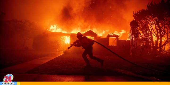 Miles de personas evacuadas por incendios forestales en California