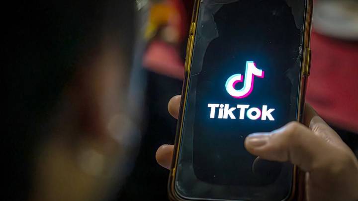 Despedida una oficinista por entrar casi 20 veces al día a Tiktok y Twitter en horario laboral