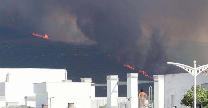 Juanma Moreno ruega "máxima precaución" ante el nuevo fuego en Tarifa: "El incendio es importante"