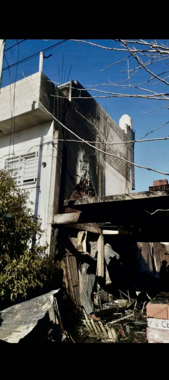 Explosión de garrafa provocó incendio y derrumbe en una vivienda de Bernal Oeste