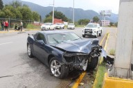 Caos vial por choque de Camaro en bulevar Emilio Arizpe de la Maza