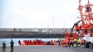 El Gobierno inicia los traslados de menores migrantes con un grupo de diez a la Península