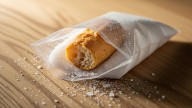 Por qué recomiendan poner un pan duro en una bolsa de azúcar