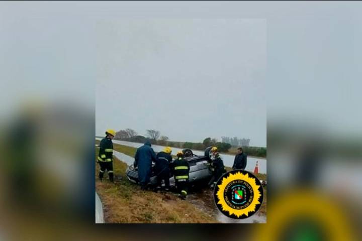 Vehículo en el que viajaba una familia volcó en la Ruta 14 durante la intensa lluvia